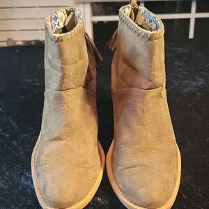 Qupid Women's Brown Faux Suede Zip Ankle Heel Booties!